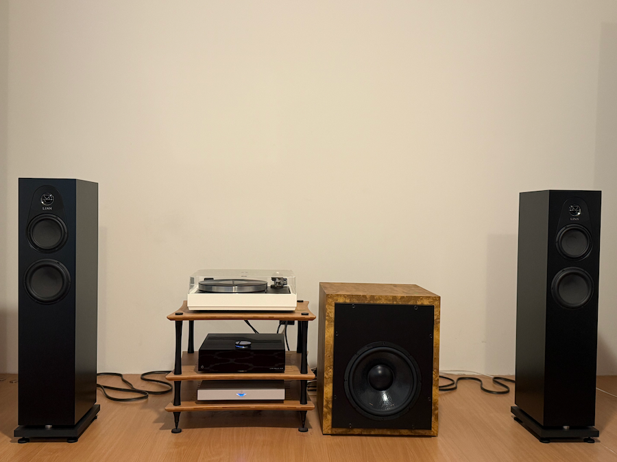 Majik DSM based system at Basil Audio (TM). Also features LP12-50, C4 Mk 2 Sub-woofer, 150 floorstanding speakers with upgraded bases, SVT rack and Superlunmina speaker cables